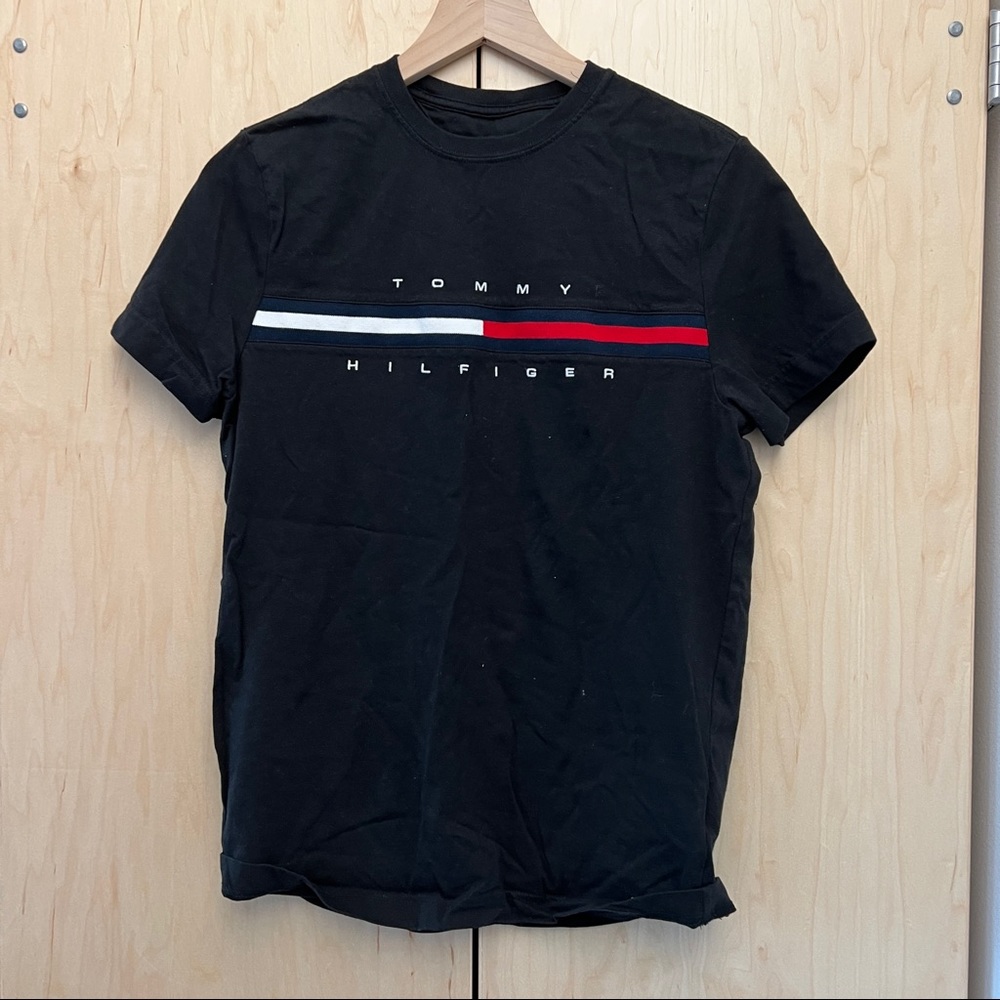 TOMMY HILFIGER black graphic tee